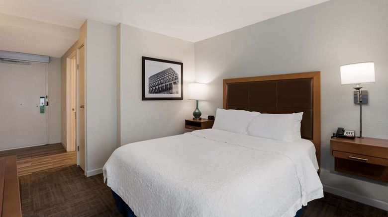 <b>Hampton Inn Columbia-I-26 Airport Room</b>. Images powered by <a href="https://iceportal.shijigroup.com/" title="IcePortal" target="_blank">IcePortal</a>.