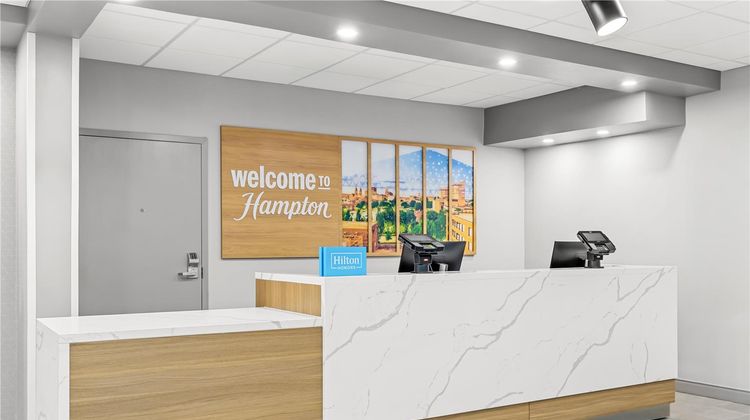 Hampton Inn Akron-Fairlawn Lobby