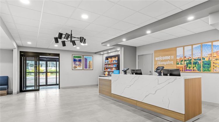 Hampton Inn Akron-Fairlawn Lobby