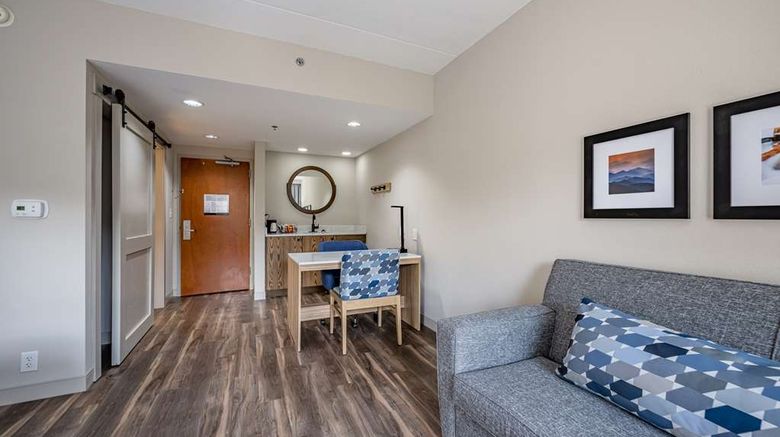 <b>Hampton Inn & Suites Cashiers/Sapphire Room</b>. Images powered by <a href="https://iceportal.shijigroup.com/" title="IcePortal" target="_blank">IcePortal</a>.