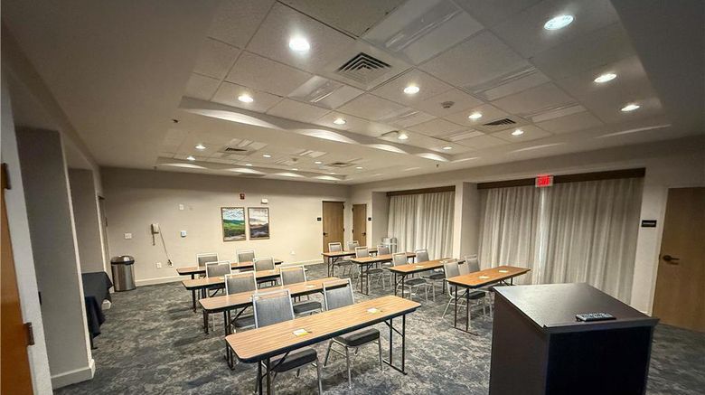 <b>Hampton Inn & Suites Cashiers/Sapphire Meeting</b>. Images powered by <a href="https://iceportal.shijigroup.com/" title="IcePortal" target="_blank">IcePortal</a>.