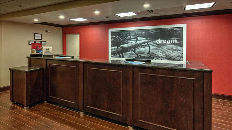 Hampton Inn Cambridge Lobby