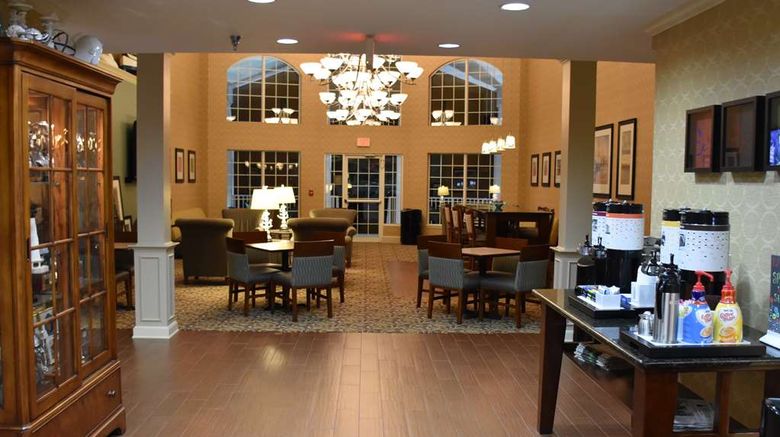 <b>Hampton Inn & Suites Lobby</b>. Images powered by <a href="https://iceportal.shijigroup.com/" title="IcePortal" target="_blank">IcePortal</a>.