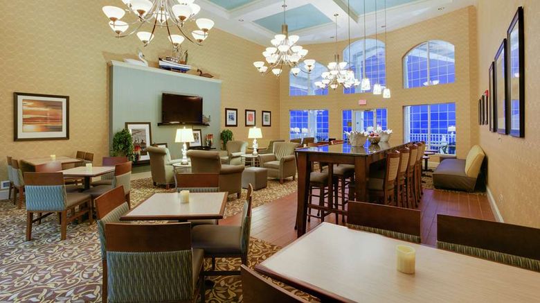 <b>Hampton Inn & Suites Lobby</b>. Images powered by <a href="https://iceportal.shijigroup.com/" title="IcePortal" target="_blank">IcePortal</a>.