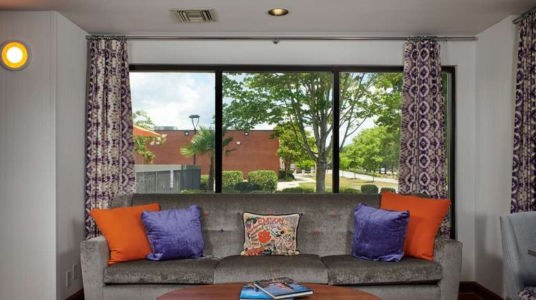 <b>Hampton Inn Clemson Lobby</b>. Images powered by <a href="https://iceportal.shijigroup.com/" title="IcePortal" target="_blank">IcePortal</a>.