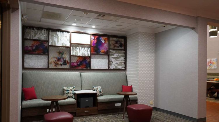 Hampton Inn & Suites Aurora Lobby