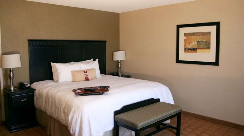 <b>Hampton Inn & Suites St Charles Room</b>. Images powered by <a href="https://iceportal.shijigroup.com/" title="IcePortal" target="_blank">IcePortal</a>.