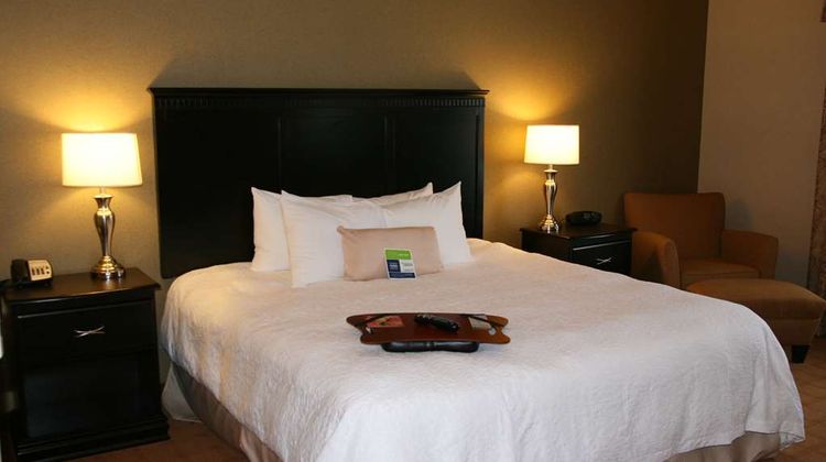 Hampton Inn & Suites St Charles Room