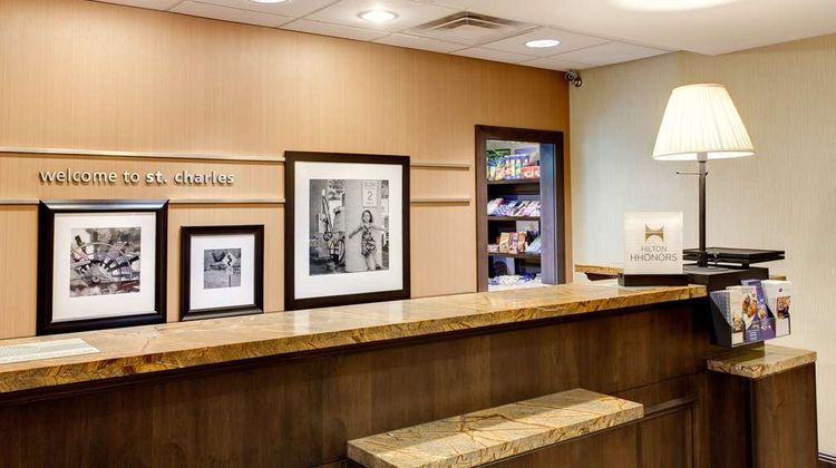 Hampton Inn & Suites St Charles Lobby