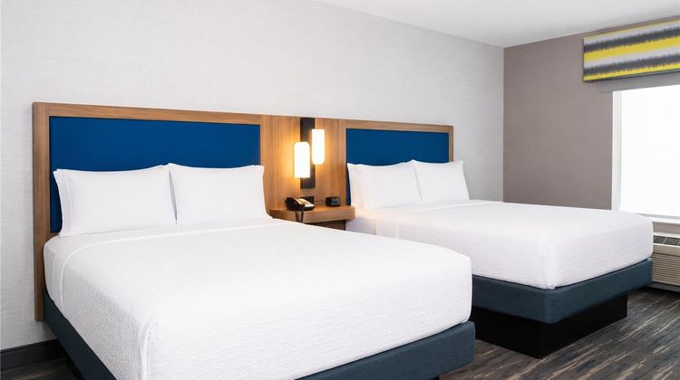 Hampton Inn & Suites St Charles Room