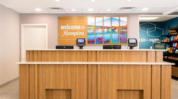 Hampton Inn & Suites St Charles Lobby
