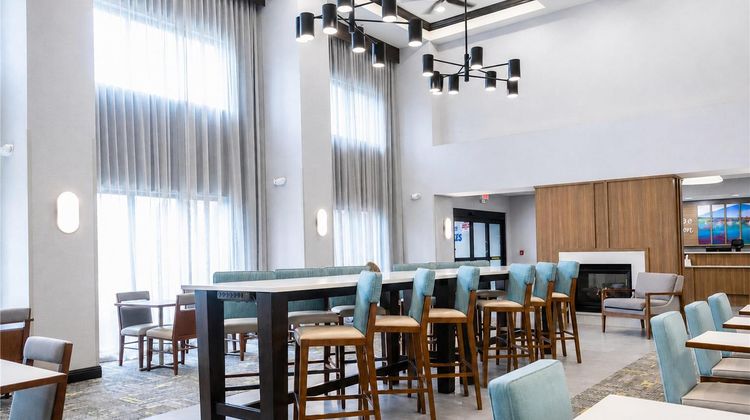 Hampton Inn & Suites St Charles Lobby