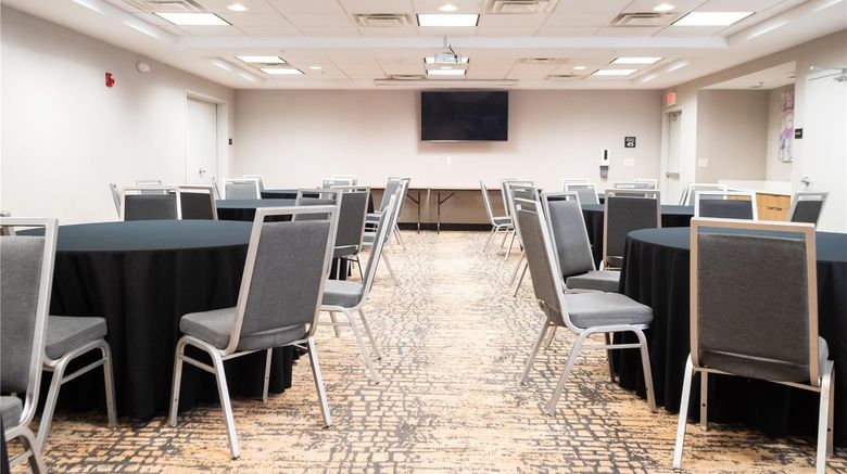 <b>Hampton Inn & Suites St Charles Meeting</b>. Images powered by <a href="https://iceportal.shijigroup.com/" title="IcePortal" target="_blank">IcePortal</a>.