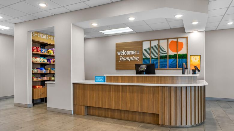 <b>Hampton Inn Chicago/Gurnee Lobby</b>. Images powered by <a href="https://iceportal.shijigroup.com/" title="IcePortal" target="_blank">IcePortal</a>.