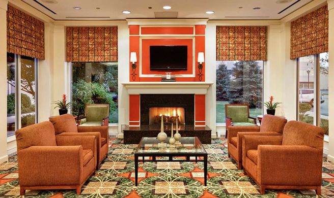 Hilton Garden Inn Oakbrook Terrace Lobby