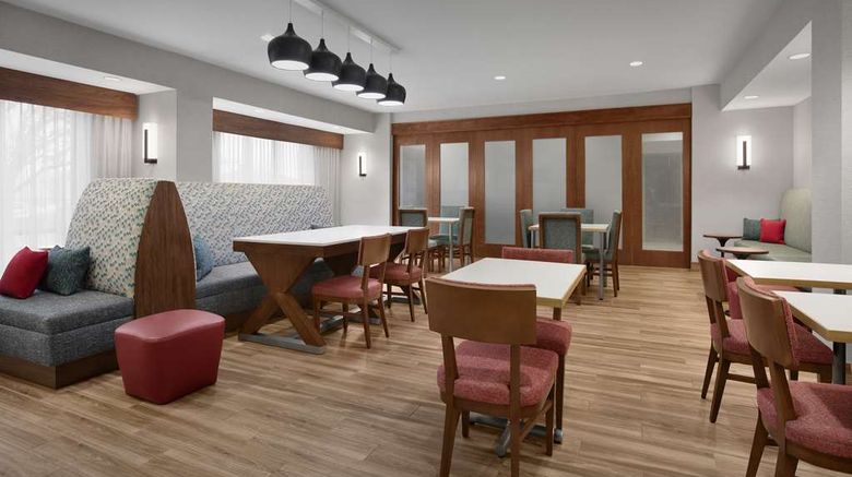 <b>Hampton Inn Yorkville Lobby</b>. Images powered by <a href="https://iceportal.shijigroup.com/" title="IcePortal" target="_blank">IcePortal</a>.