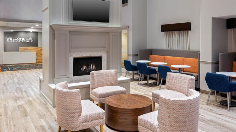 Hampton Inn & Suites Charlottesville Lobby