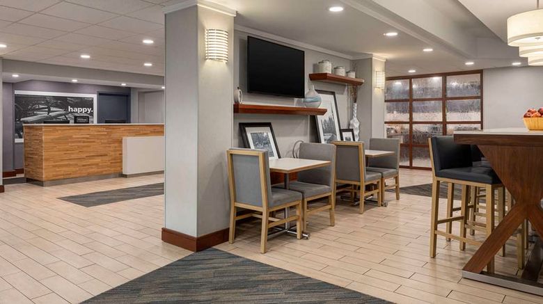 <b>Hampton Inn Charlottesville Lobby</b>. Images powered by <a href="https://iceportal.shijigroup.com/" title="IcePortal" target="_blank">IcePortal</a>.