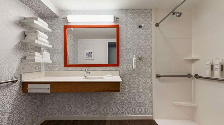 <b>Hampton Inn Charlottesville Room</b>. Images powered by <a href="https://iceportal.shijigroup.com/" title="IcePortal" target="_blank">IcePortal</a>.