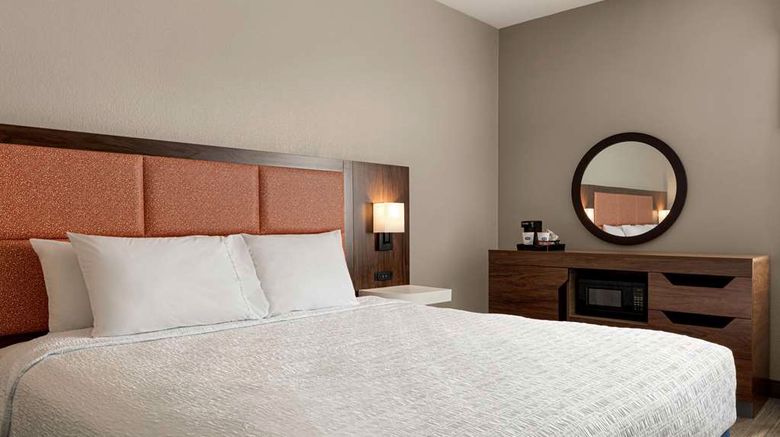 <b>Hampton Inn Charlottesville Room</b>. Images powered by <a href="https://iceportal.shijigroup.com/" title="IcePortal" target="_blank">IcePortal</a>.