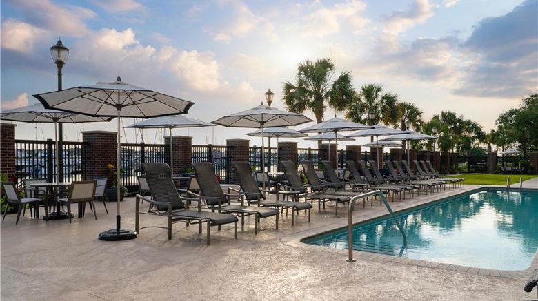 <b>Hilton Garden Inn Charleston Waterfront Pool</b>. Images powered by <a href="https://iceportal.shijigroup.com/" title="IcePortal" target="_blank">IcePortal</a>.