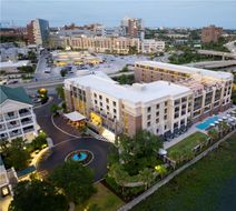 Hilton Garden Inn Charleston Waterfront Exterior