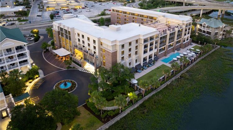 Hilton Garden Inn Charleston Waterfront Exterior