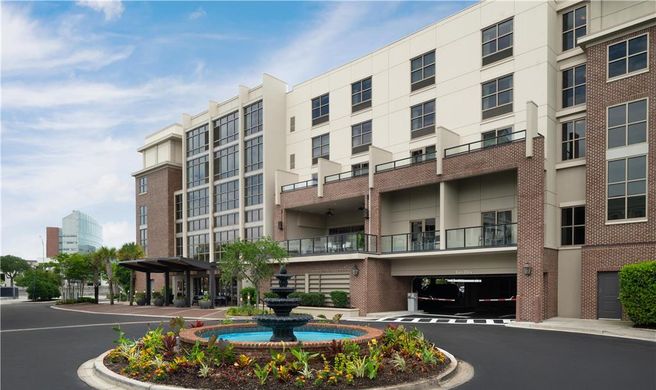 Hilton Garden Inn Charleston Waterfront Exterior