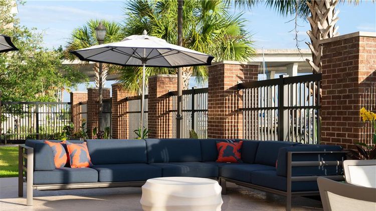 Hilton Garden Inn Charleston Waterfront Exterior