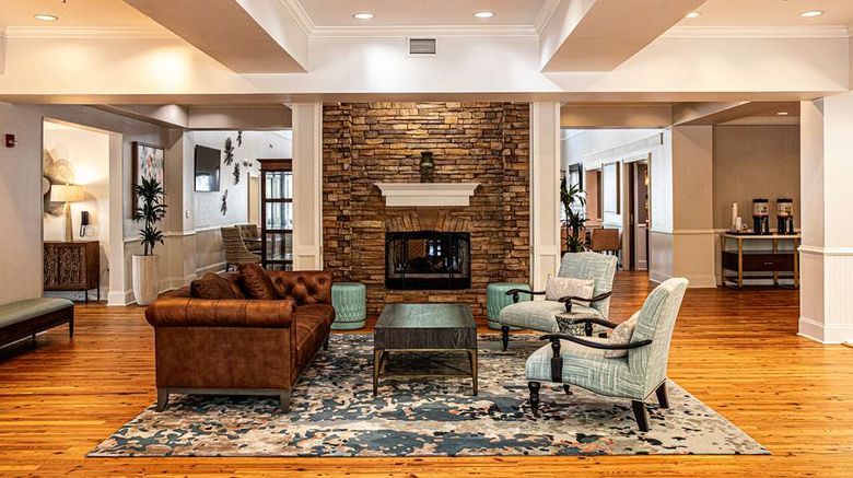 <b>Hampton Inn Charleston/West Ashley Lobby</b>. Images powered by <a href="https://iceportal.shijigroup.com/" title="IcePortal" target="_blank">IcePortal</a>.