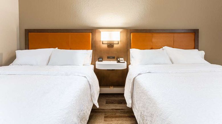 <b>Hampton Inn Cedar Rapids Room</b>. Images powered by <a href="https://iceportal.shijigroup.com/" title="IcePortal" target="_blank">IcePortal</a>.