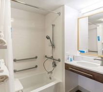 Hampton Inn Cedar Rapids Room