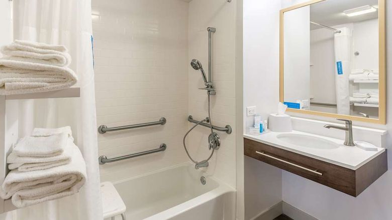 <b>Hampton Inn Cedar Rapids Room</b>. Images powered by <a href="https://iceportal.shijigroup.com/" title="IcePortal" target="_blank">IcePortal</a>.