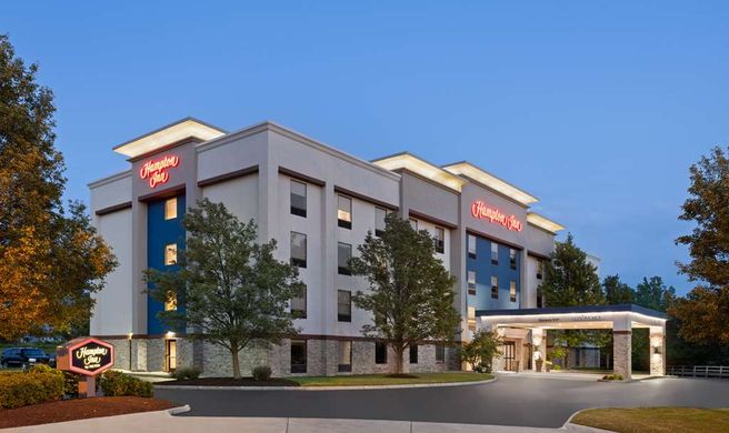 Hampton Inn Cleveland Airport Exterior