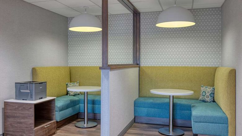 <b>Hampton Inn Cleveland Airport Lobby</b>. Images powered by <a href="https://iceportal.shijigroup.com/" title="IcePortal" target="_blank">IcePortal</a>.