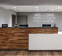 Hampton Inn Cleveland Airport Lobby