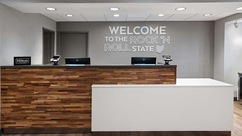 <b>Hampton Inn Cleveland Airport Lobby</b>. Images powered by <a href="https://iceportal.shijigroup.com/" title="IcePortal" target="_blank">IcePortal</a>.