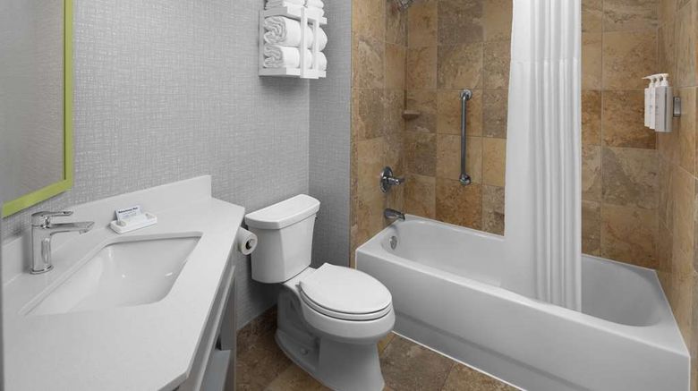 <b>Hampton Inn Cleveland Downtown Room</b>. Images powered by <a href="https://iceportal.shijigroup.com/" title="IcePortal" target="_blank">IcePortal</a>.