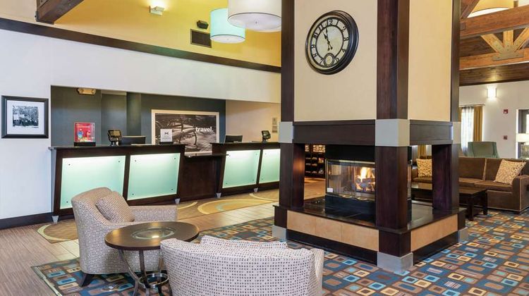 Hampton Inn & Suites Cleveland Arpt Lobby