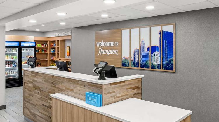 Hampton Inn & Suites Charlotte/Airport Lobby