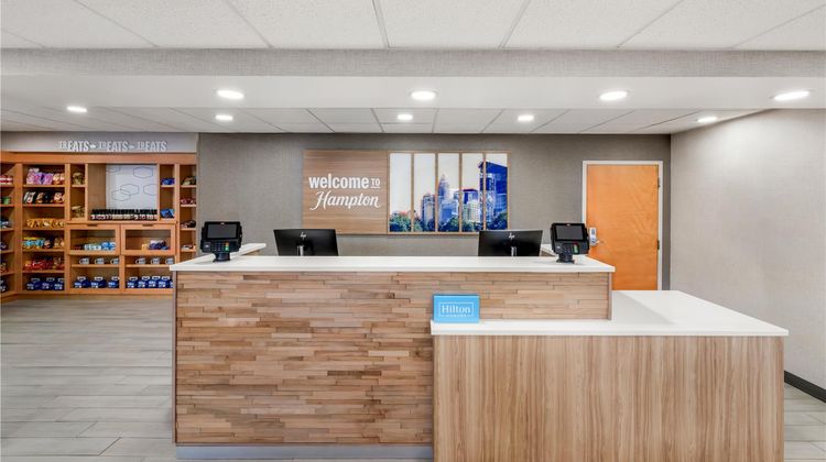 Hampton Inn & Suites Charlotte/Airport Lobby
