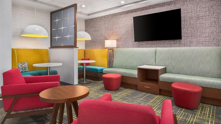 Hampton Inn & Suites Arrowood Rd Lobby