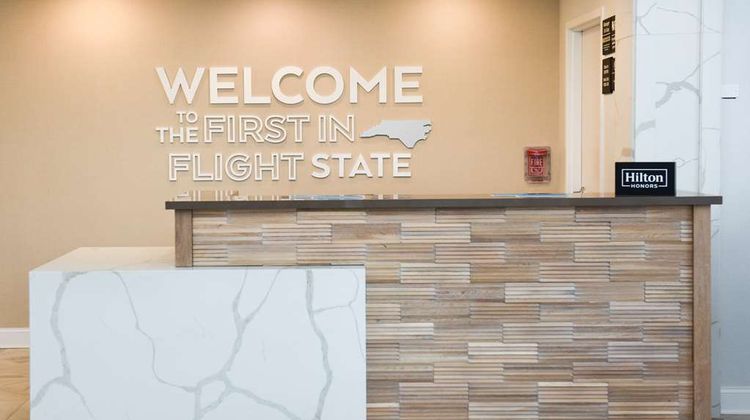Hampton Inn & Suites South Park Lobby