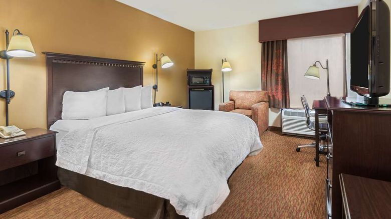 <b>Hampton Inn University Place Room</b>. Images powered by <a href="https://iceportal.shijigroup.com/" title="IcePortal" target="_blank">IcePortal</a>.