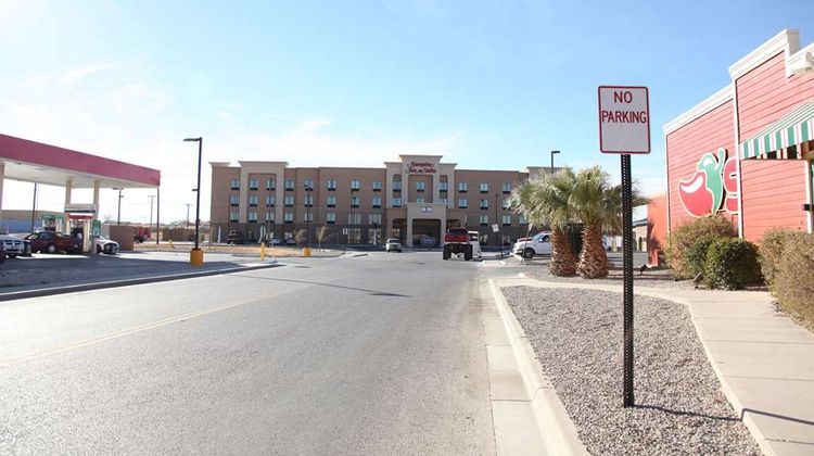 Hampton Inn & Suites Carlsbad Exterior