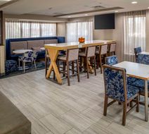 Hampton Inn Long Island/Commack Lobby