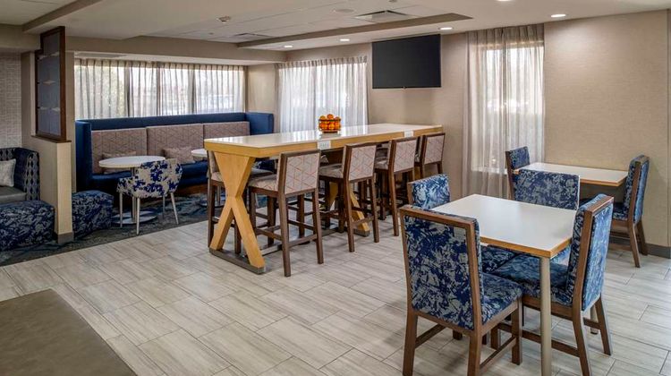 Hampton Inn Long Island/Commack Lobby