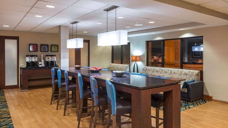 <b>Hampton Inn Columbia Lobby</b>. Images powered by <a href="https://iceportal.shijigroup.com/" title="IcePortal" target="_blank">IcePortal</a>.