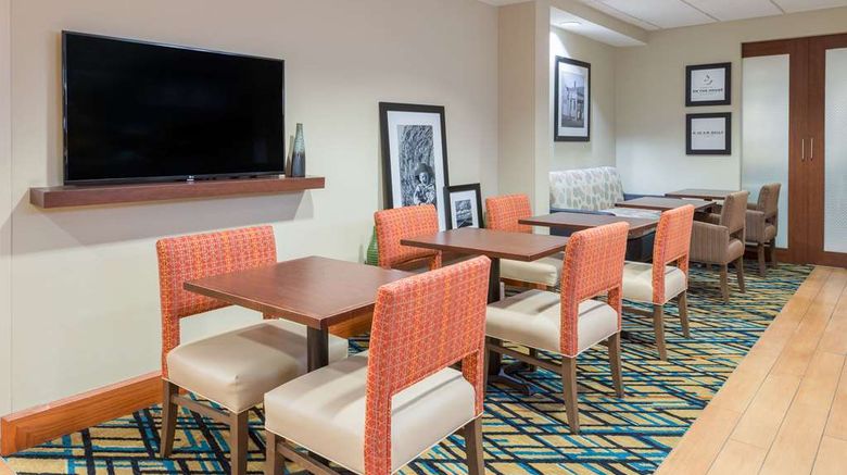 <b>Hampton Inn Columbia Lobby</b>. Images powered by <a href="https://iceportal.shijigroup.com/" title="IcePortal" target="_blank">IcePortal</a>.