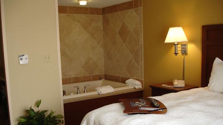 <b>Hampton Inn & Suites Columbia Room</b>. Images powered by <a href="https://iceportal.shijigroup.com/" title="IcePortal" target="_blank">IcePortal</a>.